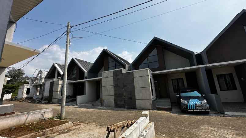 rumah modern minimalis hanya 5 menit dari kampus um 2