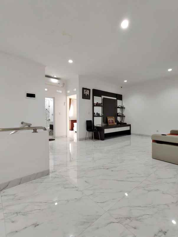 rumah one gate syatem dalam komplek mewah di jagakarsa