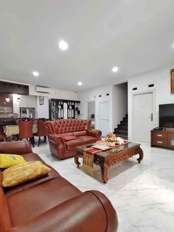 rumah one gate syatem dalam komplek mewah di jagakarsa