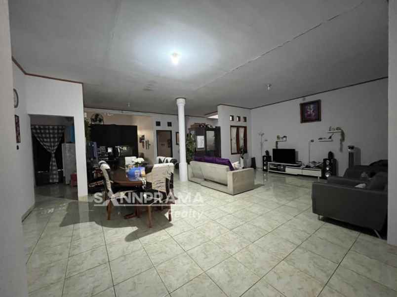rumah siap huni lahan luas asri di depok 2
