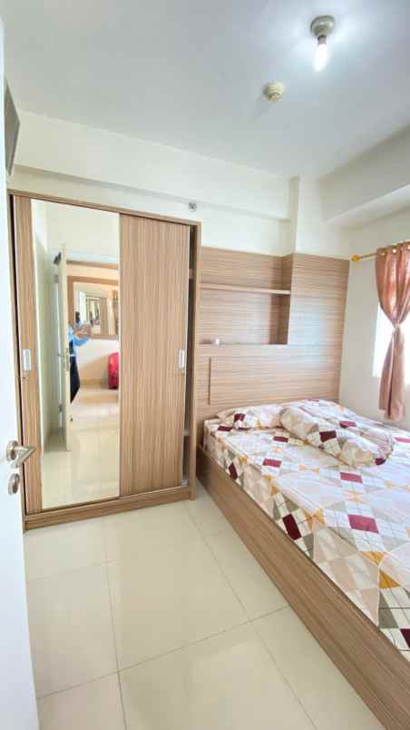 sewa apartemen 2 kamar furnish di green pramuka city