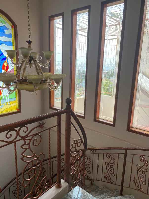 sewa rumah mewah besar di daerah bukit sari tembalang