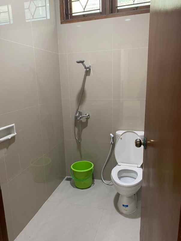 sewa rumah mewah besar di daerah bukit sari tembalang