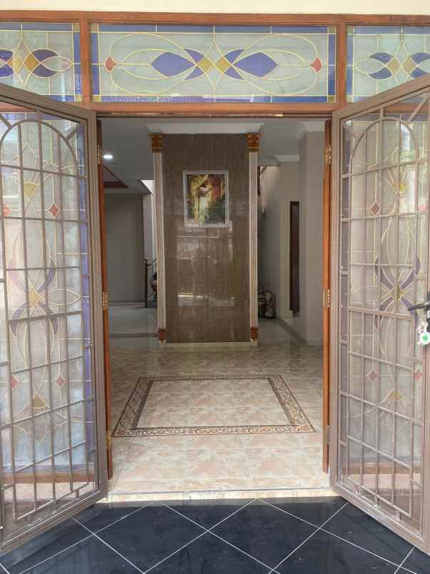 sewa rumah mewah besar di daerah bukit sari tembalang