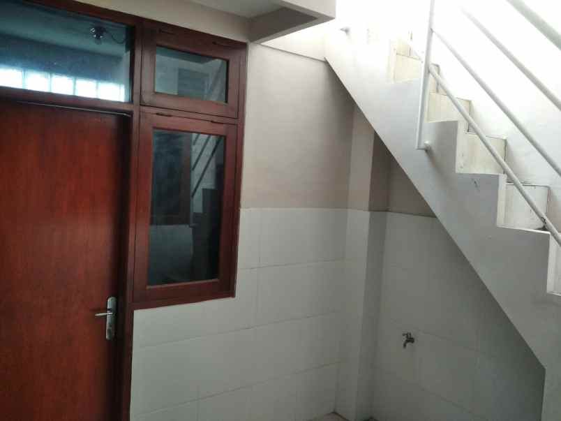 sewa rumah mewah besar di daerah bukit sari tembalang