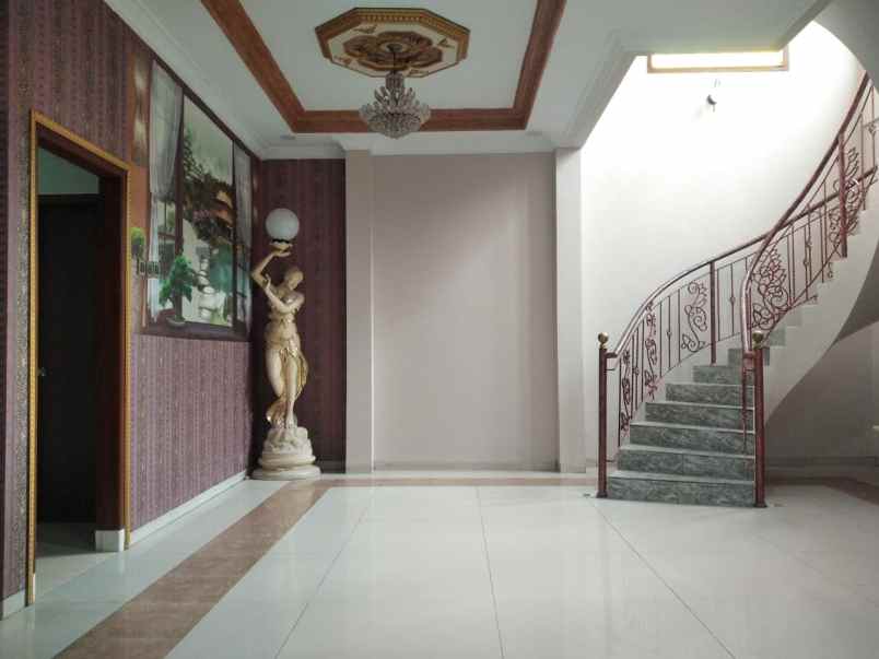 sewa rumah mewah besar di daerah bukit sari tembalang