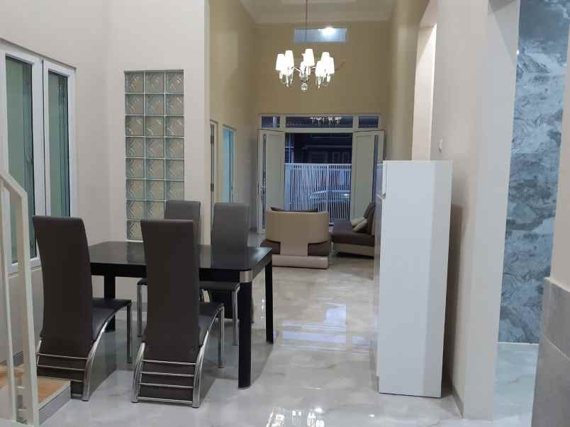 sutorejo prima furnish row 2 mobil longgar