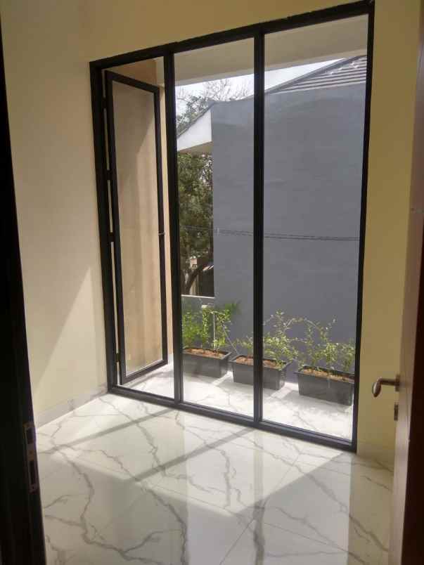 townhouse condet kramatjati lokasi strategis siap huni