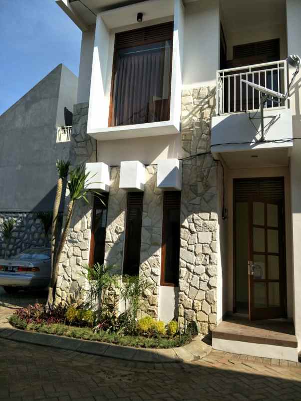 villa modern 2 lantai di pesanggrahan kusuma batu