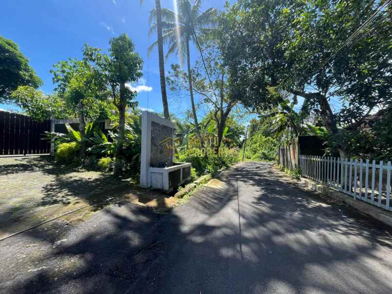 villa modern tanah luas view cantik di jakal km 10