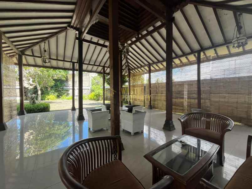 villa modern tanah luas view cantik di jakal km 10