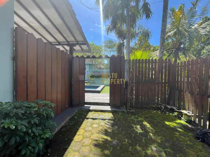 villa modern tanah luas view cantik di jakal km 10