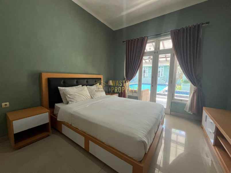 villa modern tanah luas view cantik di jakal km 10