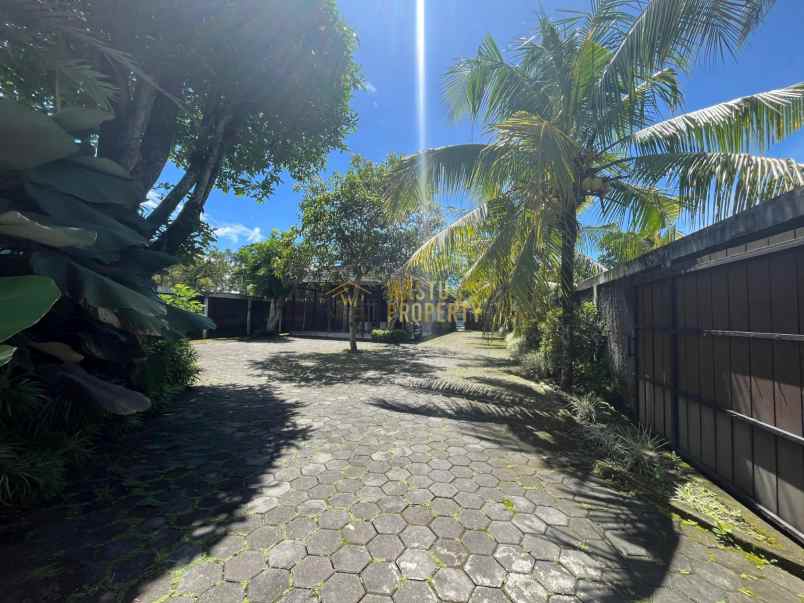 villa modern tanah luas view cantik di jakal km 10