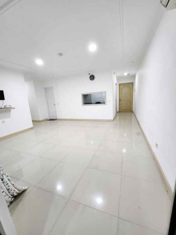 dijual cepat apt paladian semi furnish bagus bisa nego