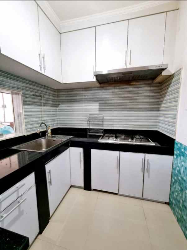dijual cepat apt paladian semi furnish bagus bisa nego