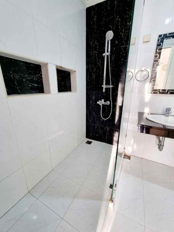 dijual cepat apt paladian semi furnish bagus bisa nego