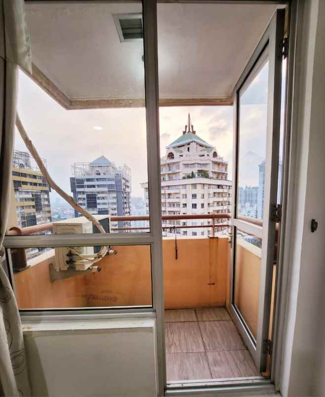 dijual cepat apt paladian semi furnish bagus bisa nego