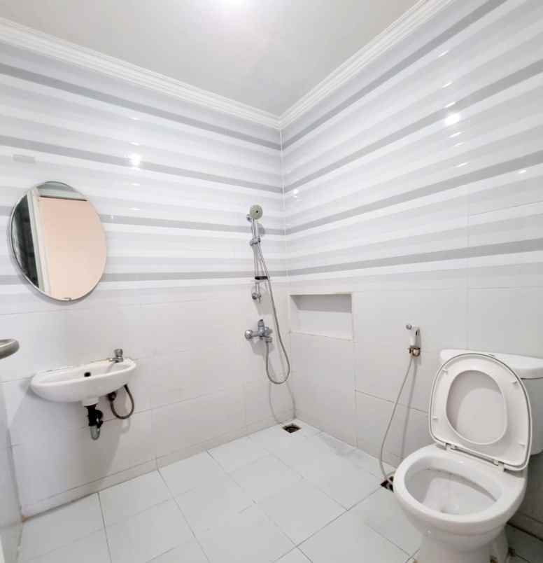 dijual cepat apt paladian semi furnish bagus bisa nego