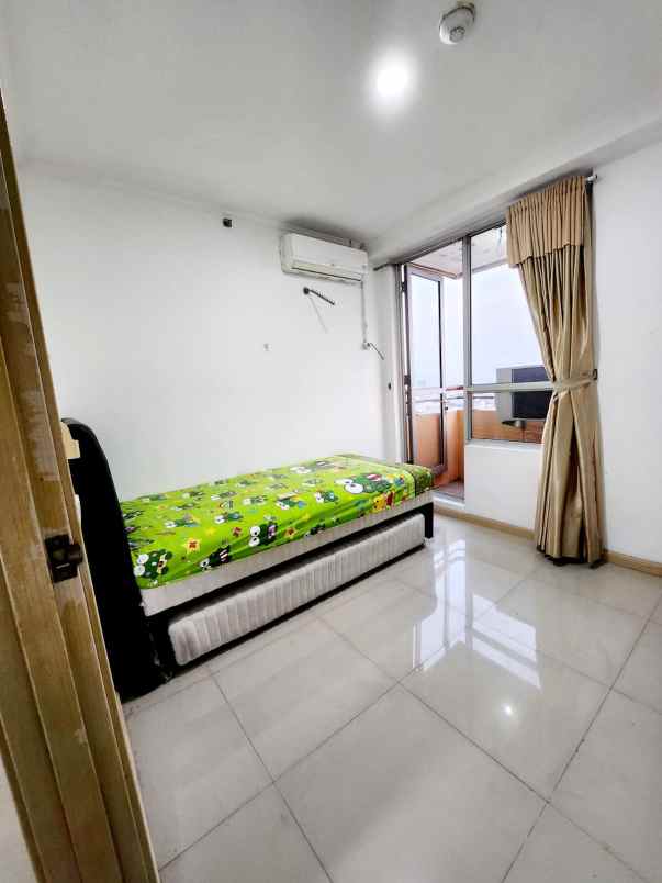 dijual cepat apt paladian semi furnish bagus bisa nego