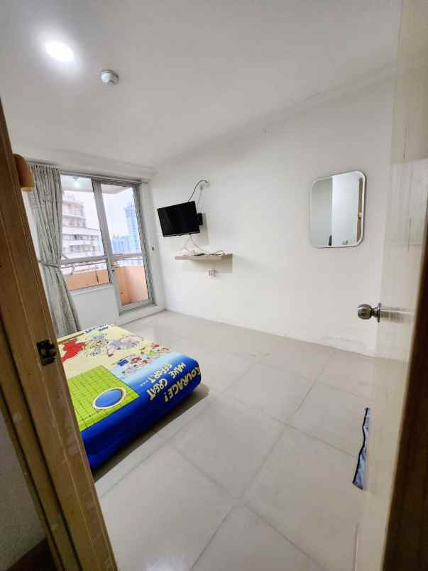 dijual cepat apt paladian semi furnish bagus bisa nego