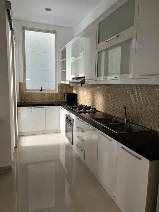 dijual disewakan rumah di pakuwon city full furnished