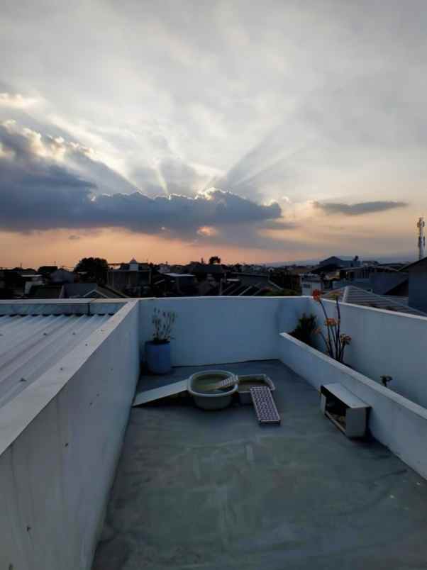 dijual rumah 3 lantai full furnished arcamanik bandung