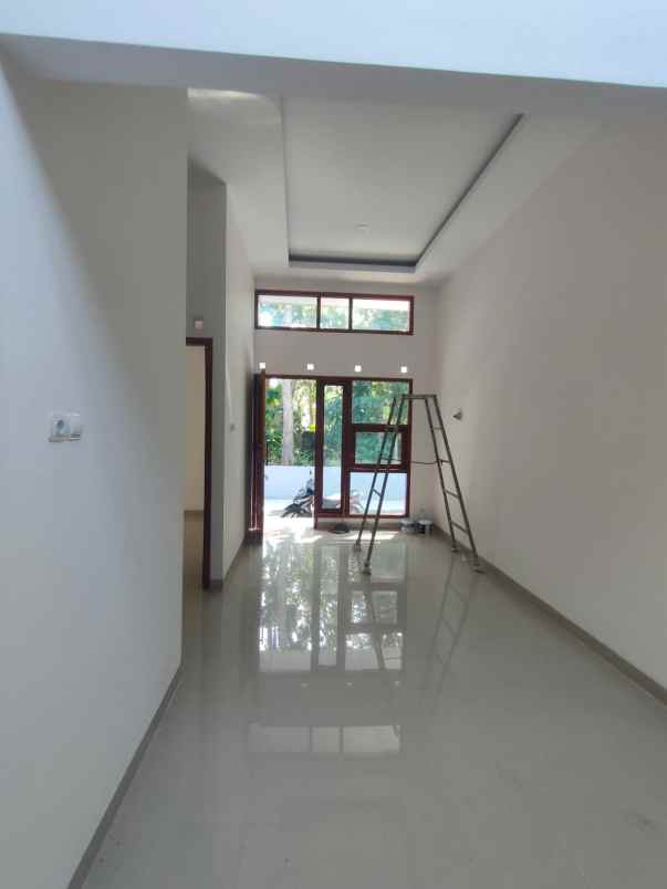 dijual rumah barat alun alun
