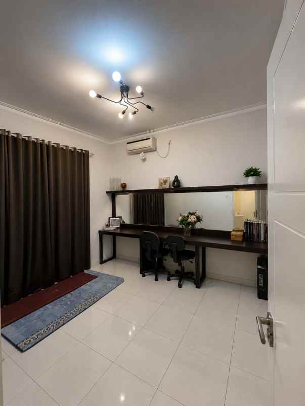 dijual rumah boulevard di kota wisata cibubur