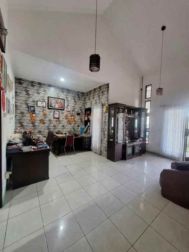 dijual rumah cluster aralia harapan