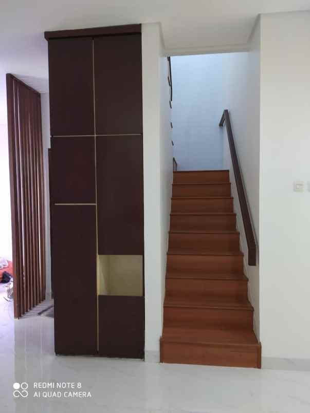 dijual rumah cluster di ciputat bintaro siap huni