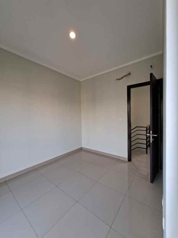 dijual rumah cluster regia scg