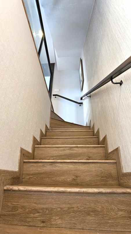 dijual rumah cluster viola summarecon