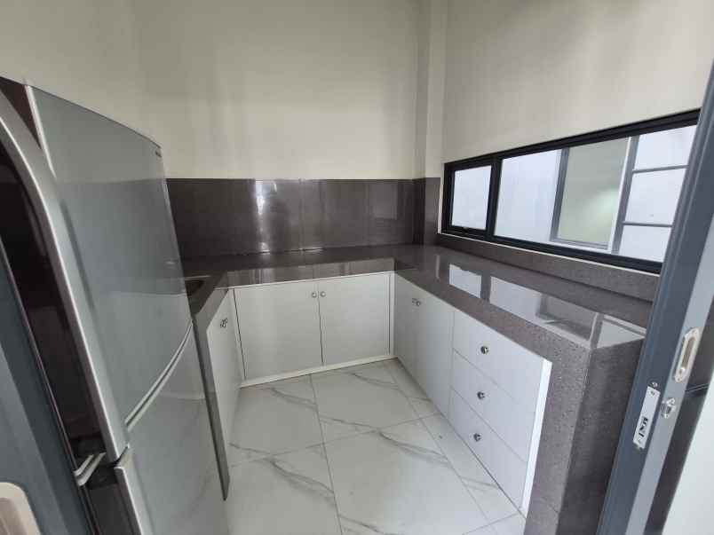 dijual rumah cluster viridia lavon swan