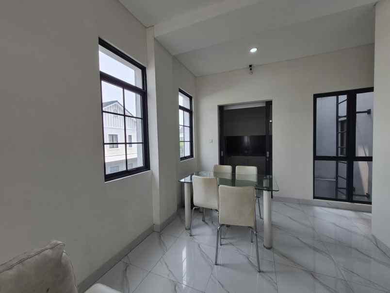 dijual rumah cluster viridia lavon swan
