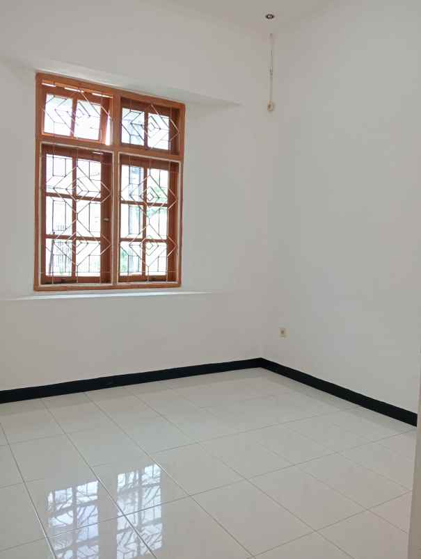 dijual rumah dharmahusada indah