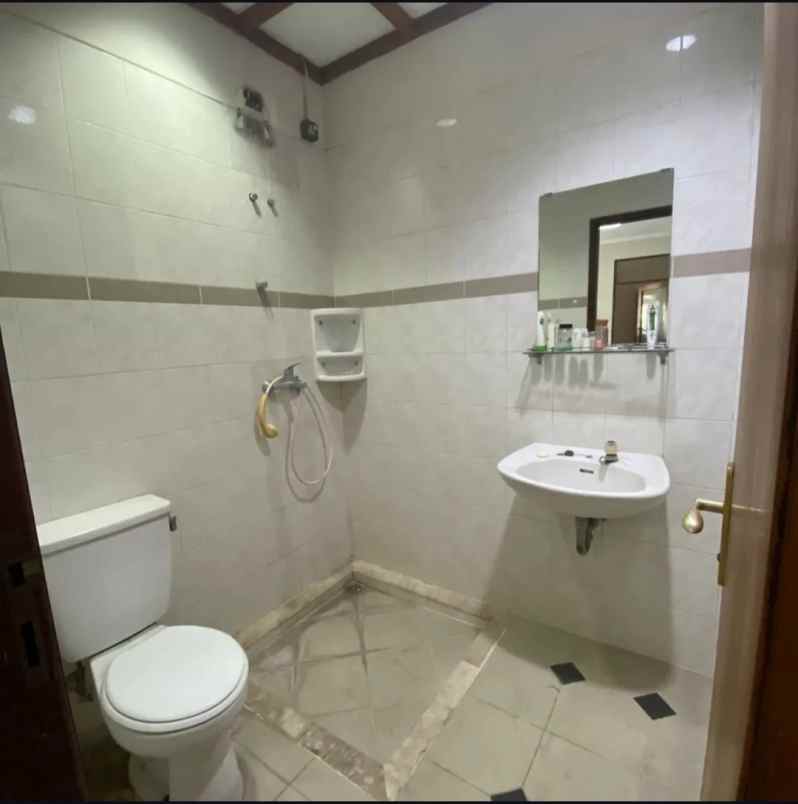 dijual rumah di perumahan babatan pratama