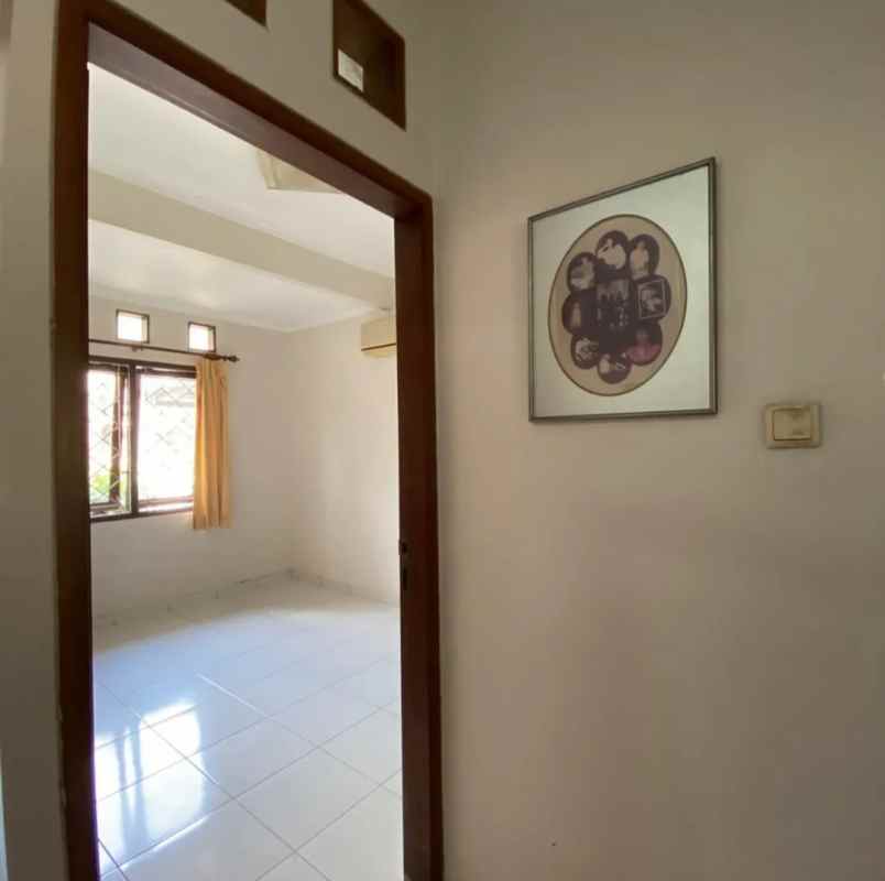 dijual rumah di perumahan babatan pratama