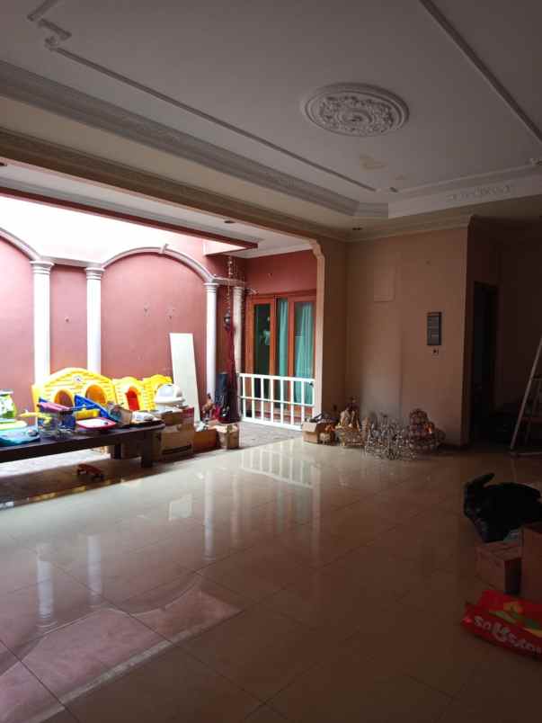 dijual rumah gedong