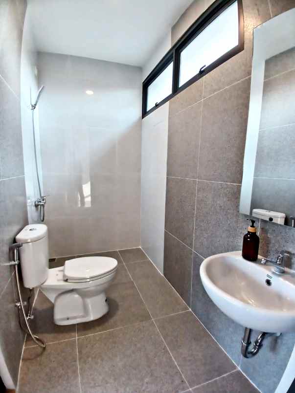 dijual rumah grand wisata bekasi jalan