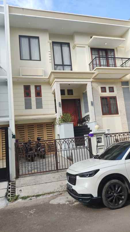 dijual rumah green garden residence