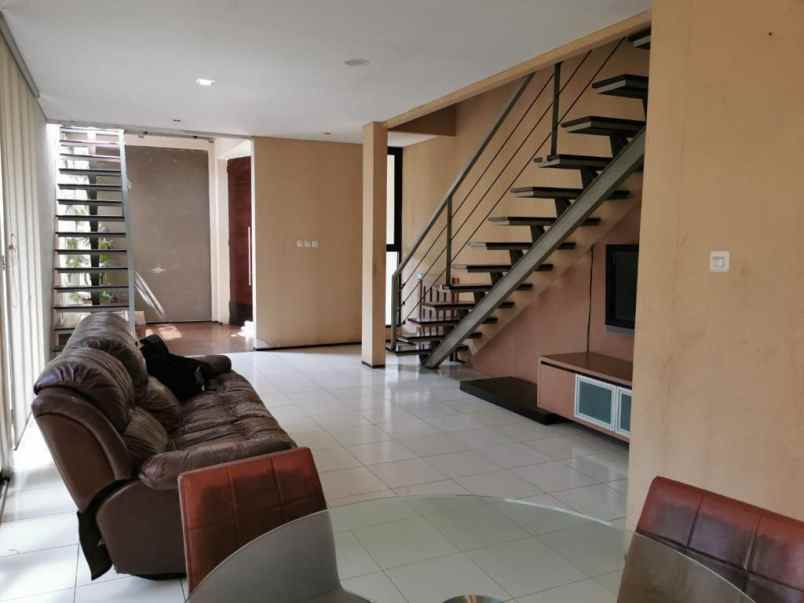 dijual rumah hook cigadung