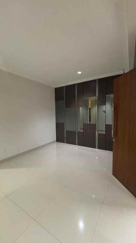 dijual rumah hook kota wisata