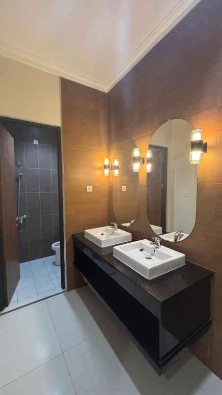 dijual rumah hook kota wisata