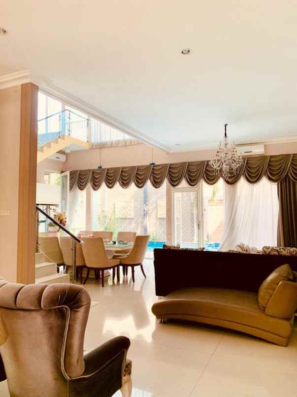 dijual rumah jalan bukit golf