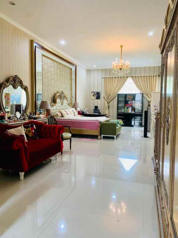 dijual rumah jalan bukit golf