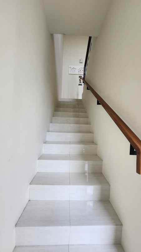 dijual rumah jalan graha natura