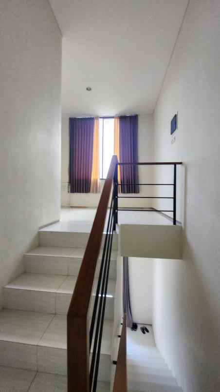 dijual rumah jalan graha natura