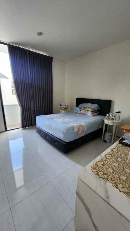 dijual rumah jalan graha natura