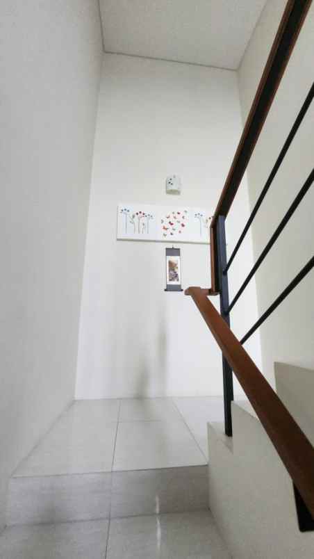 dijual rumah jalan graha natura